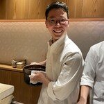 銀座 しのはら - なぜか鍋を隠す田中さん　髪伸びてる