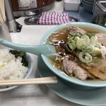 新橋ニューともちん - たっぷりのチャーシューとヒタヒタのスープ