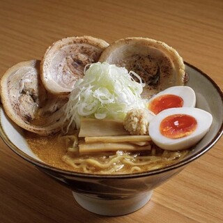 【札幌味噌炙り焼豚麺】奇をてらわない王道を味わえる一杯