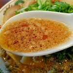 ラーメン魁力屋 - 特製醤油ラーメンのスープ