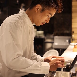元大工、パリのミシュラン星付き店舗出身の異端経歴を持つシェフ