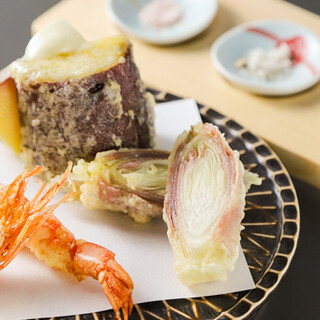 In the evening, we offer authentic Tempura and Japanese-Western snacks.