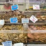厚岸漁業協同組合直売店 エーウロコ - カキ以外の貝もあります。