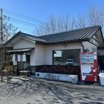 粉家 - お店全景。駐車場は広いです。