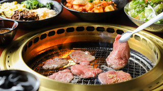 Yakinikudonyabamban - お肉を焼くシーン