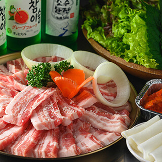 Very popular “Raw Samgyeopsal” made with pork that has not been frozen.