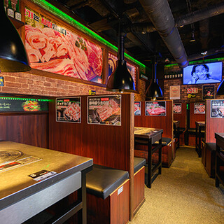 チャミスルの瓶が並ぶ韓国らしいお洒落な店内♪スポーツ観戦OK