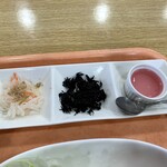 Kissa Orenji - 左から、
                      ・酢の物・ひじき煮・梅ゼリー 