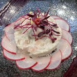 シャトー　ラ・パルム・ドール - ◉はじまりの一皿
            　ずわい蟹、柿、サワークリーム仕立て
            　ラディッシュ添え