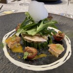 シャトー　ラ・パルム・ドール - ◉前菜
      　伊勢鷄ささ身とアスパラ菜のアンサンブル
      　レモン風味の泡ソースと
      　バニラ風味のマヨソース
      　卵黄のソース