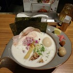RAMEN FACTORY TORISETSU - 鶏白湯SPECIAL大盛　独特な形状の丼　右には味変用の　ボンジリ、燻製ウズラ卵、紅生姜、レモンがついてます(^ω^)