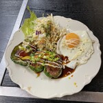 Tetsupan Yaki Shinoya - メインの肉詰めピーマンと目玉焼き
