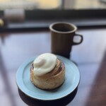 1110カフェ/ベーカリー - 料理写真:当店一番人気！シナモンロールとコーヒー