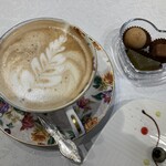 シャトー　ラ・パルム・ドール - ◉プティフールとカフェ
      　カフェオレでちょこっとアートを
      　してもらいました！(๑･̑◡･̑๑)