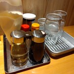 ラーメンはっちゃき - 料理写真:卓上の調味料とコップです。　マヨネーズの後ろに塩コショウがあります。　水は席に着くとピッチャーが出て来ます。