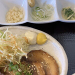 Shushoku Maruta - 叉焼、うどん薬味アップ
