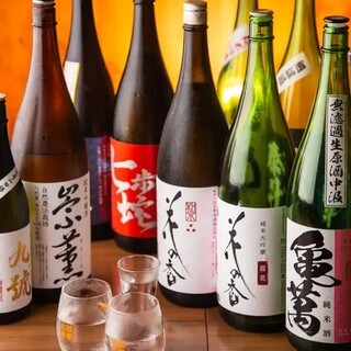 精心挑选的日本酒和与菜肴相配的稀有的当地酒！