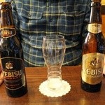 トマト - エビスビール(小瓶)520円とエビス黒ビール(小瓶)520円