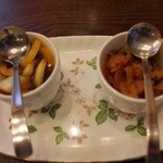 トマト - サービスのタマネギのマリネと福神漬け、タマネギが酒のアテに絶妙