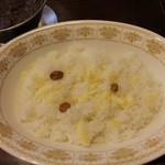 トマト - カレーに付いているライス、チーズとレーズンが