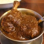 トマト - 大山地鶏骨付きのアップ、片足が入っており圧倒的な存在感です