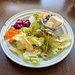 バルバルキッチンアメリ - 毎度のランチサラダ
      この店のサラダはいつも本当に新鮮で美味！
      見た目は同じでも毎回ドレッシングを微妙に替えたり、変化を感じられるのも楽しい。