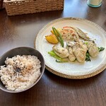バルバルキッチンアメリ - ランチ：牡蠣のバターソテー(¥1,180)
      とても美味しいのだがボリューム不足。
      コースの中の一皿としては良いと思うが、メイン料理としては正直物足りない感がある。