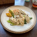 バルバルキッチンアメリ - ランチ：牡蠣のバターソテー(¥1,180) メイン
      一味加えたバターの香りで風味豊かな美味。
      でも、単純な牡蠣フライの方がボリューム感もあって客受けは良いのでは…？