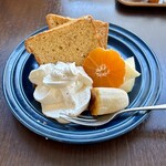 バルバルキッチンアメリ - シフォンケーキ(¥550)
      甘さ控えめでフワフワのシフォンケーキに生クリームの組合せは完璧！逆に付け合わせのフルーツは甘さたっぷりで新鮮。絶妙のバランスに大満足の一皿。