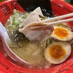 琉球新麺 通堂 - ■うま塩ラーメンおんな味玉子入りレギュラー￥1,080…豚と魚介のWスープかな？やや塩味強めだが、コクを感じさせた。麺は極細ストレート。トッピングはスーチカーかな？豚肉の旨味が凝縮されていた。細切り昆布とスープとの相性もよかった。