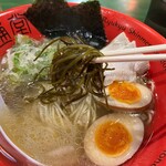 琉球新麺 通堂 - ■うま塩ラーメンおんな味玉子入りレギュラー￥1,080…豚と魚介のWスープかな？やや塩味強めだが、コクを感じさせた。麺は極細ストレート。トッピングはスーチカーかな？豚肉の旨味が凝縮されていた。細切り昆布とスープとの相性もよかった。