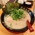 博多ラーメン 本丸亭 - 特製ラーメン(こってり背脂入り)
            (チャーシュー増し,煮玉子,のり3枚)