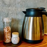 麺屋 夢風 - 岩塩、一味唐辛子、お冷