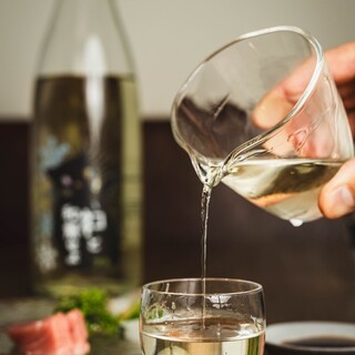 適合搭配日本料理和魚類菜餚的葡萄酒。季節性的日本酒◎