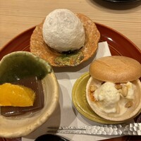 馬車道 大かわ - デザート3種
                      　苺大福
                      　アールグレイゼリー　紅まどんな
                      　モナカ(金柑とマスカルポーネと松の実)
                      