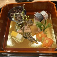 馬車道 大かわ - 祝八寸
                    　ナマコ酢　鯖寿司　フグの皮と舞茸の煮凝り　
                    　かずのこ　錦糸卵　田作　チシャ菜のサーモン包
                    