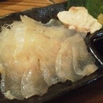 居酒屋 兀突骨 - さっきまでピチピチはねてたカワハギ刺し　肝付き