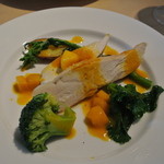 Coin - メイン：富士鶏のしっとりロースとマンゴーソース　調味感覚が最高に優れたシェフに脱帽