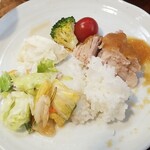 キッチン ブルー グローブ - 最後のご飯、サラダ、お新香を乗せての