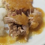 キッチン ブルー グローブ - ポシェを崩して、ソースを乗せます