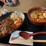大手門 - 焼肉屋の豚丼（ロース）＋極味ホルモンラーメン（小）