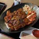 230985758 - 焼肉屋の豚丼　ロース