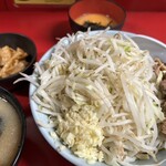 ラーメン二郎 - 野菜、ニンニク、油、辛め