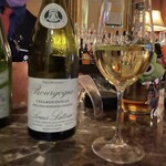 Wine & Bar Chinon - ブルゴーニュシャルドネ　比較的フレッシュな酸を感じる。