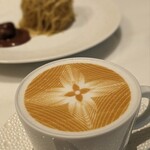 ル・カフェ・ヴィー - カフェラテ。コーヒーは詳しくないので分かりませんが、美味しいです。