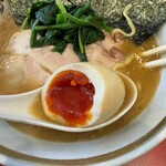 ラーメン濱野家 - 卵！味も入っていて状態が最高！色も濃厚でビジュアルも良し。