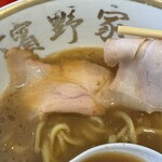 ラーメン濱野家 - チャーシュー、うまい！適度な脂に燻製香。スライサーではなく包丁での厚みがあるカット。ザ・家系
