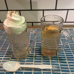 スタンド4坪らばー - クリームソーダチューハイのジンジャーハニーとホットレスカウイスキー(炭酸抜き)