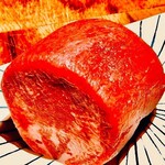 焼肉家 肉汁センター - 厚切り牛タン（赤身）赤身部位と聞くと固いのでは？と心配する声はよく聞きます。今回召し上がって頂くのは牛タンの中程にありエクボと呼ばれる部位周りの赤身肉。肉本来のギュッとした噛み応えとジュッと溢れる強い旨みが特徴。お肉の“赤身部位には脂肪をエネルギーに変化させ、体内の代謝で減少させていく効果が期待できるL-カルニチンも豊富。美味しく食べるだけでダイエット効果も期待できます！