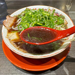 新福菜館 - 京都ブラックのスープは見た目ほど塩っぱくなくて、優しい旨味と深みの有る美味しいスープ